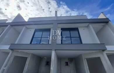 Imagem: A casa possui 3 Dormitórios, 4 Banheiros, 2 Vagas na garagem