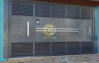 Imagem: A casa possui 2 Dormitórios, 1 Banheiro, 2 Vagas na garagem