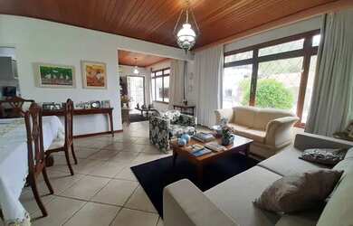 Imagem: A casa possui 3 Dormitórios, 1 Banheiro, 154m² de Área e