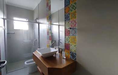 Imagem: A casa possui 3 Dormitórios, 4 Banheiros, 5 Vagas na garagem