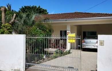 Imagem: A casa possui 3 Dormitórios, 2 Banheiros, 1 Vaga na garagem