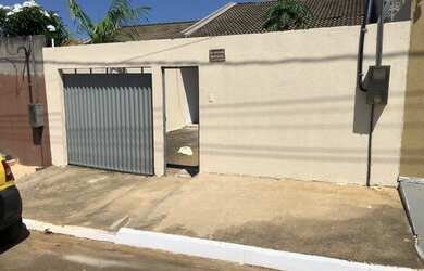 Imagem: A casa possui 3 Dormitórios, 2 Banheiros, 2 Vagas na garagem