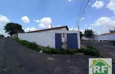 Imagem: A casa possui 3 Dormitórios, 1 Banheiro, 3 Vagas na garagem