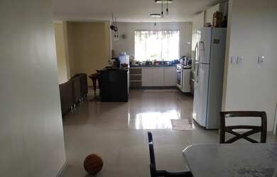 Imagem: A casa possui 2 Dormitórios, 1 Banheiro, 2 Vagas na garagem