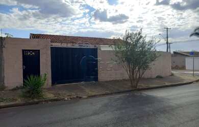 Imagem: A casa para alugar possui 3 Dormitórios, 1 Banheiro, 4 Vagas