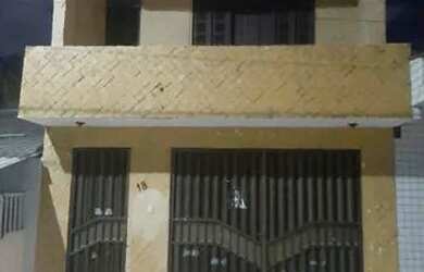 Imagem: A casa possui 4 Dormitórios, 4 Banheiros, 1 Vaga na garagem