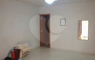 Imagem: A casa possui 3 Dormitórios, 1 Banheiro, 4 Vagas na garagem