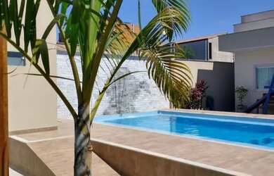 Imagem: A casa possui 3 Dormitórios, Acomodam 15 pessoas e 4 Vagas