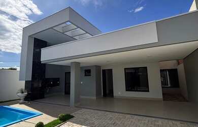 Imagem: A casa possui 3 Dormitórios, 2 Banheiros, 3 Vagas na garagem