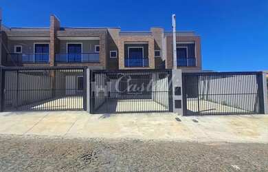 Imagem: A casa possui 3 Dormitórios, 1 Banheiro, 2 Vagas na garagem