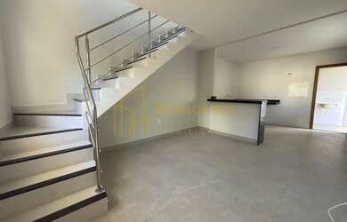 Imagem: A casa possui 3 Dormitórios, 2 Banheiros, 2 Vagas na garagem