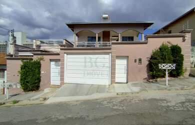 Imagem: A casa possui 5 Dormitórios, 3 Banheiros, 2 Vagas na garagem