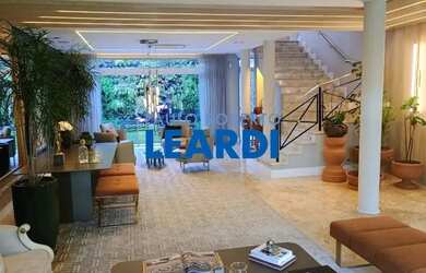 Imagem: A casa possui 4 Dormitórios, 5 Banheiros, 4 Vagas na garagem