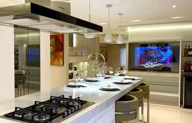 Imagem: A casa possui 4 Dormitórios, 2 Banheiros, 5 Vagas na garagem