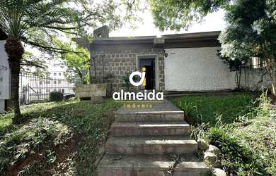 Imagem: A casa possui 5 Dormitórios, 3 Banheiros, 2 Vagas na garagem