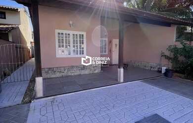 Imagem: A casa possui 3 Dormitórios, 2 Banheiros, 2 Vagas na garagem