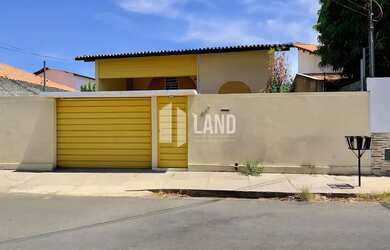 Imagem: A casa possui 4 Dormitórios, 5 Banheiros, 4 Vagas na garagem