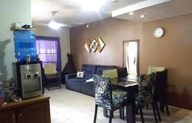 Imagem: A casa possui 3 Dormitórios, 2 Banheiros, 2 Vagas na garagem