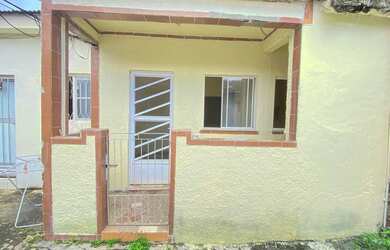 Imagem: A casa possui 1 Dormitório e 1 Banheiro e está localizado