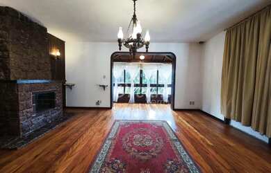 Imagem: A casa possui 5 Dormitórios, 4 Banheiros, 3 Vagas na garagem