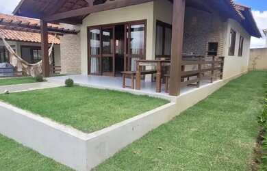 Imagem: A casa possui 3 Dormitórios, 2 Banheiros, 2 Vagas na garagem