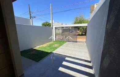 Imagem: A casa possui 2 Dormitórios, 1 Banheiro, 2 Vagas na garagem