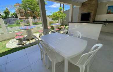 Imagem: A casa possui 4 Dormitórios, 2 Banheiros, 3 Vagas na garagem