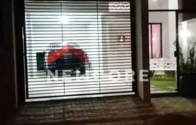 Imagem: A casa possui 3 Dormitórios, 3 Banheiros, 2 Vagas na garagem