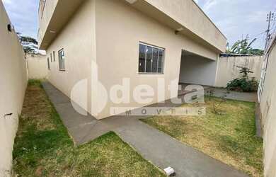 Imagem: A casa possui 3 Dormitórios, 2 Banheiros, 4 Vagas na garagem