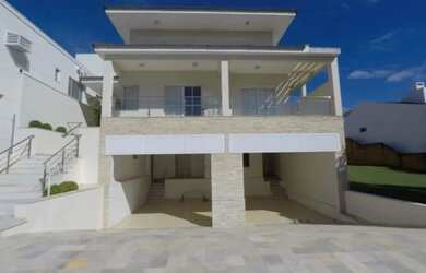 Imagem: A casa possui 4 Dormitórios, 4 Banheiros, 1 Vaga na garagem