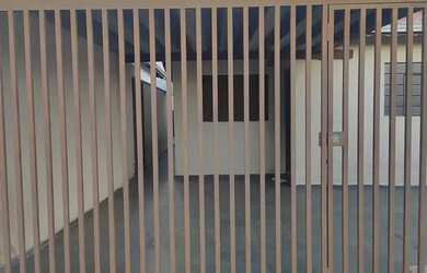 Imagem: A casa possui 4 Dormitórios, 2 Banheiros, 3 Vagas na garagem