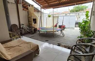 Imagem: A casa possui 3 Dormitórios, 2 Banheiros, 2 Vagas na garagem