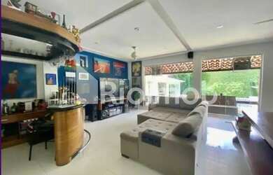 Imagem: A casa possui 4 Dormitórios, 3 Banheiros, 2 Vagas na garagem