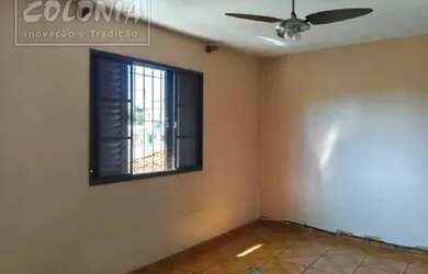 Imagem: A casa possui 3 Dormitórios, 3 Banheiros, 3 Vagas na garagem