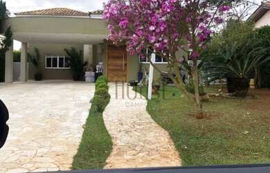 Imagem: A casa em condomínio possui 4 Dormitórios, 5 Banheiros e 348m²