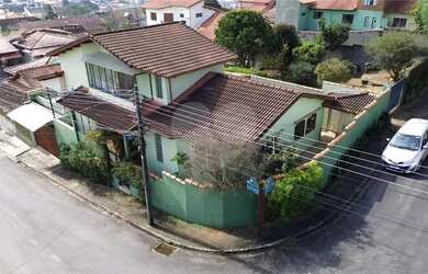 Imagem: A casa possui 3 Dormitórios, 3 Banheiros, 4 Vagas na garagem