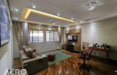 Imagem: A casae possui 3 Dormitórios, 4 Banheiros, 3 Vagas na garagem