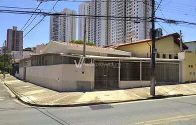 Imagem: A casa possui 3 Dormitórios, 2 Banheiros, 3 Vagas na garagem