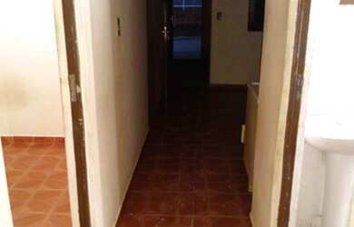 Imagem: A casa possui 3 Dormitórios, 1 Banheiro, 2 Vagas na garagem