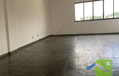 Imagem: O depósito possui 2 Vagas na garagem, 90m² de Área e está