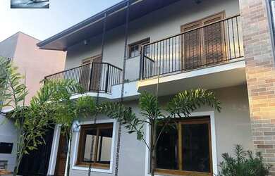 Imagem: A casa possui 4 Dormitórios, 4 Banheiros, 4 Vagas na garagem