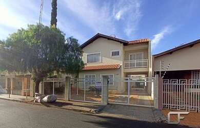 Imagem: A casa possui 4 Dormitórios, 4 Banheiros, 2 Vagas na garagem