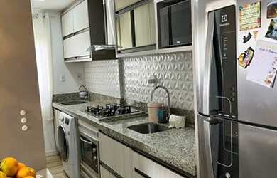 Imagem: O apartamento possui 2 Dormitórios, 1 Banheiro, 1 Vaga na garagem