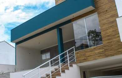 Imagem: A casa possui 3 Dormitórios, 4 Banheiros, 3 Vagas na garagem