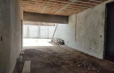 Imagem: A casa possui 3 Dormitórios, 1 Banheiro, 2 Vagas na garagem