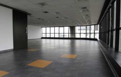 Imagem: O depósito possui 5 Vagas na garagem, 395m² de Área e está