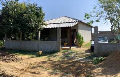 Imagem: A casa possui 2 Dormitórios, 2 Banheiros, 450m² de Área e