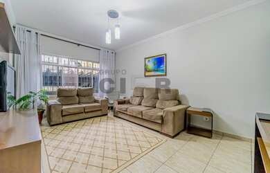 Imagem: A casa possui 3 Dormitórios, 3 Banheiros, 2 Vagas na garagem