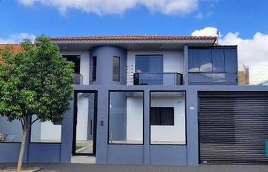 Imagem: A casa possui 4 Dormitórios, 4 Banheiros, 5 Vagas na garagem