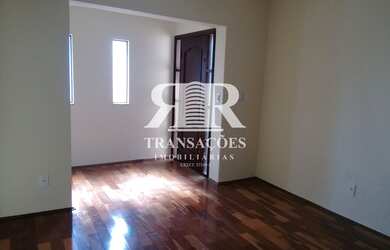 Imagem: A casa possui 3 Dormitórios, 5 Banheiros, 4 Vagas na garagem